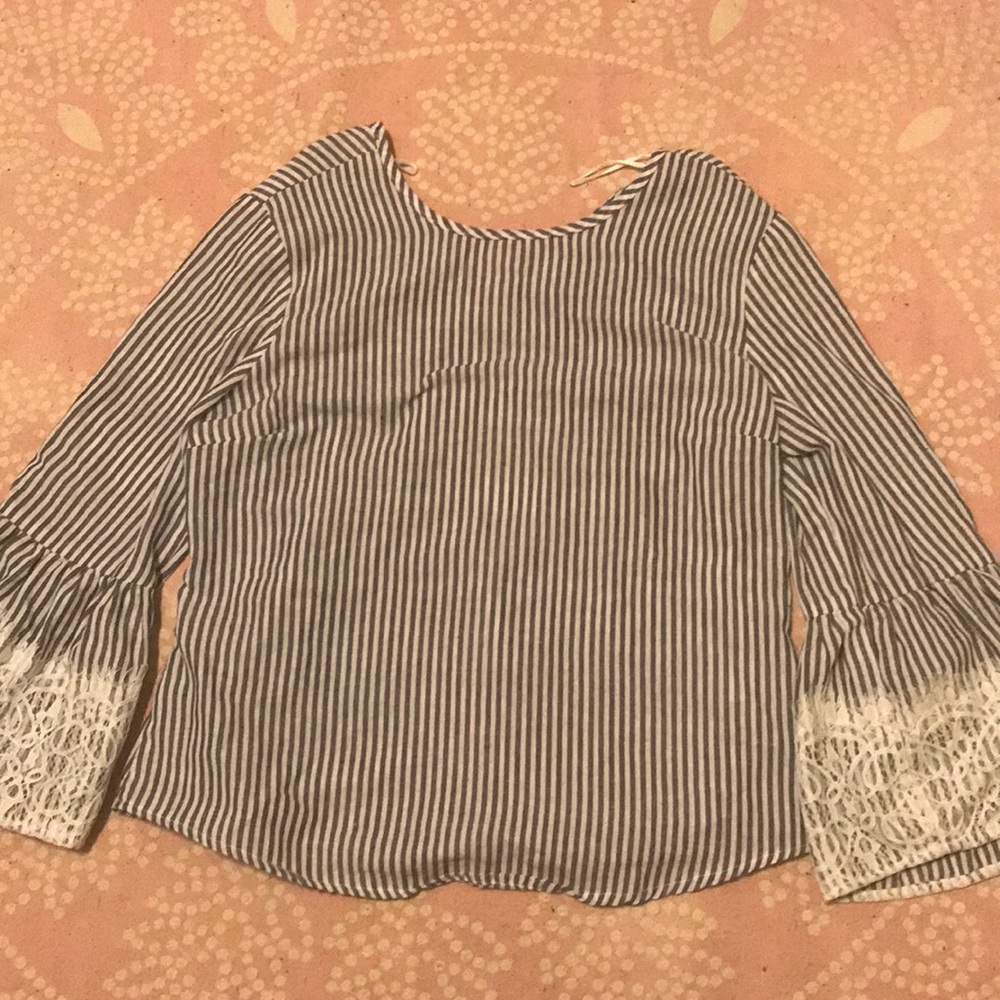 Seersucker flowy sleeved top